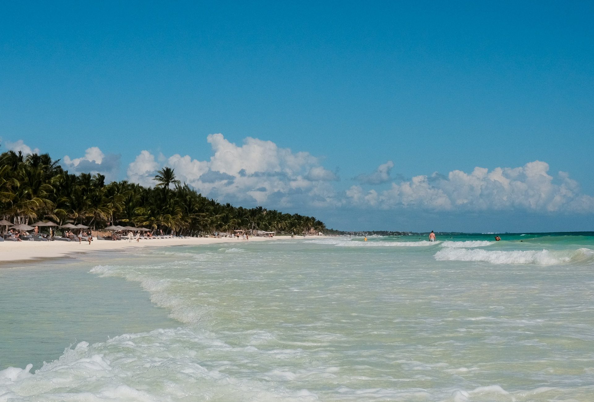 una playa que tiene muchas olas
