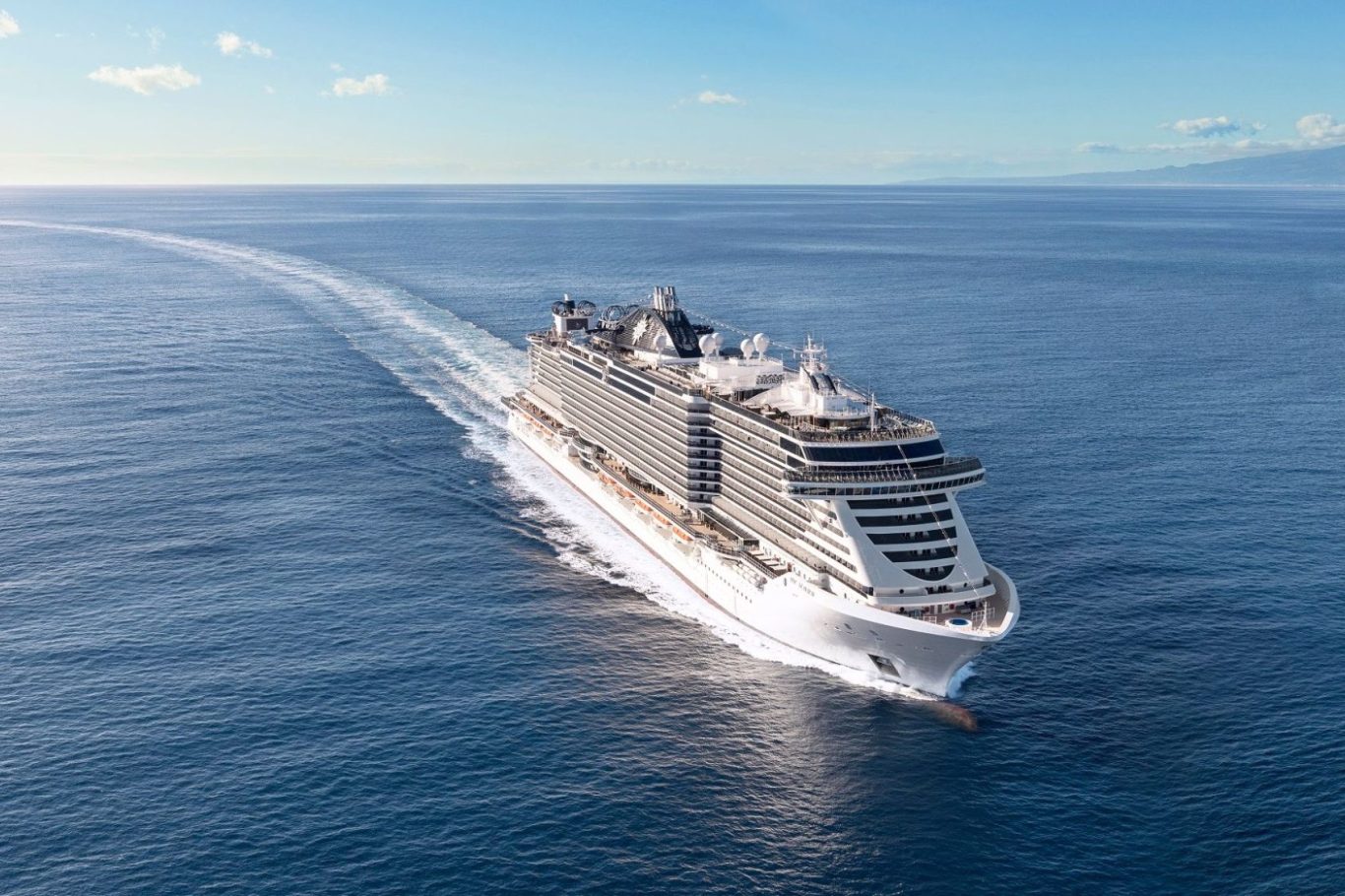 Crucero navegando en el océano