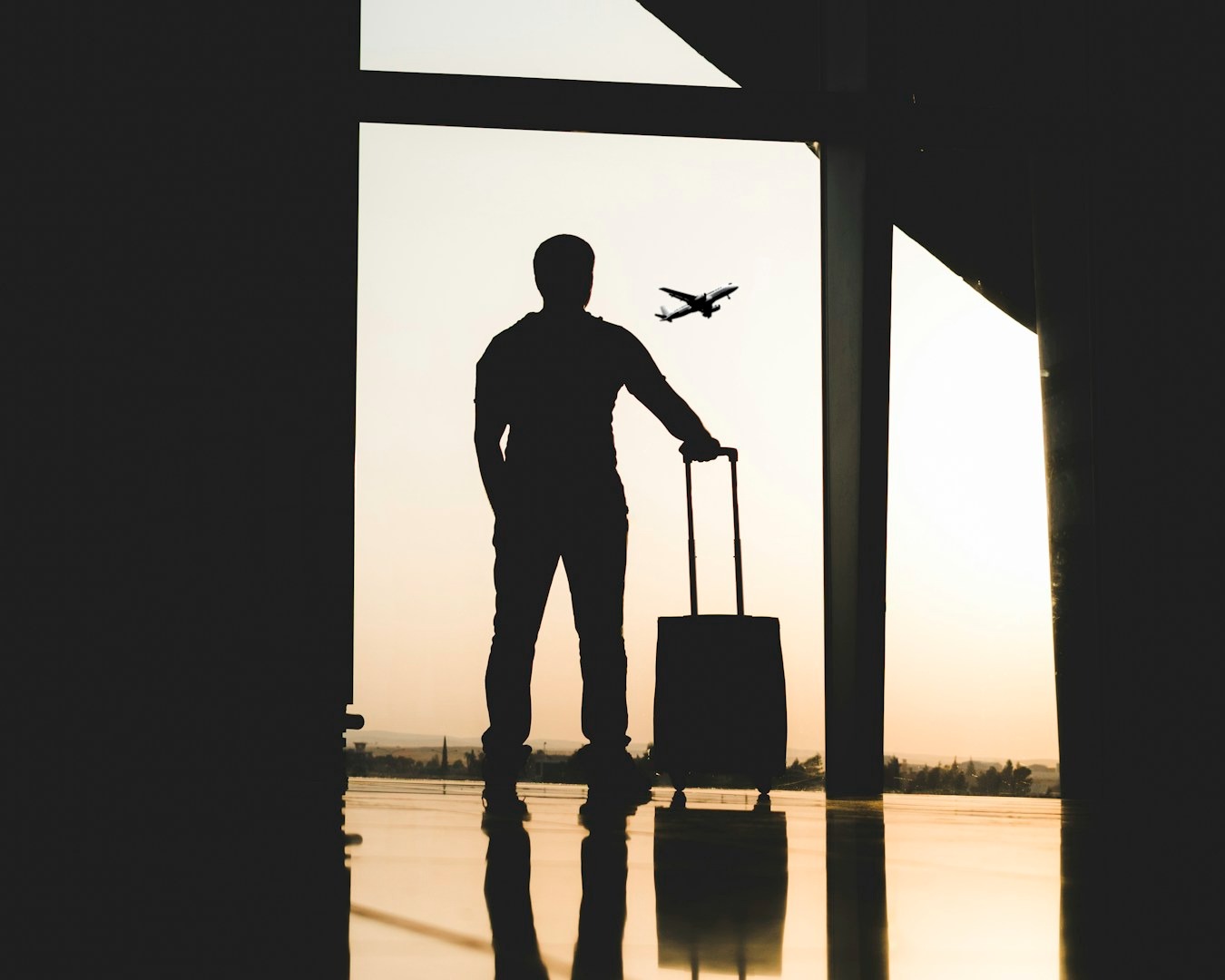Silueta de viajero en aeropuerto